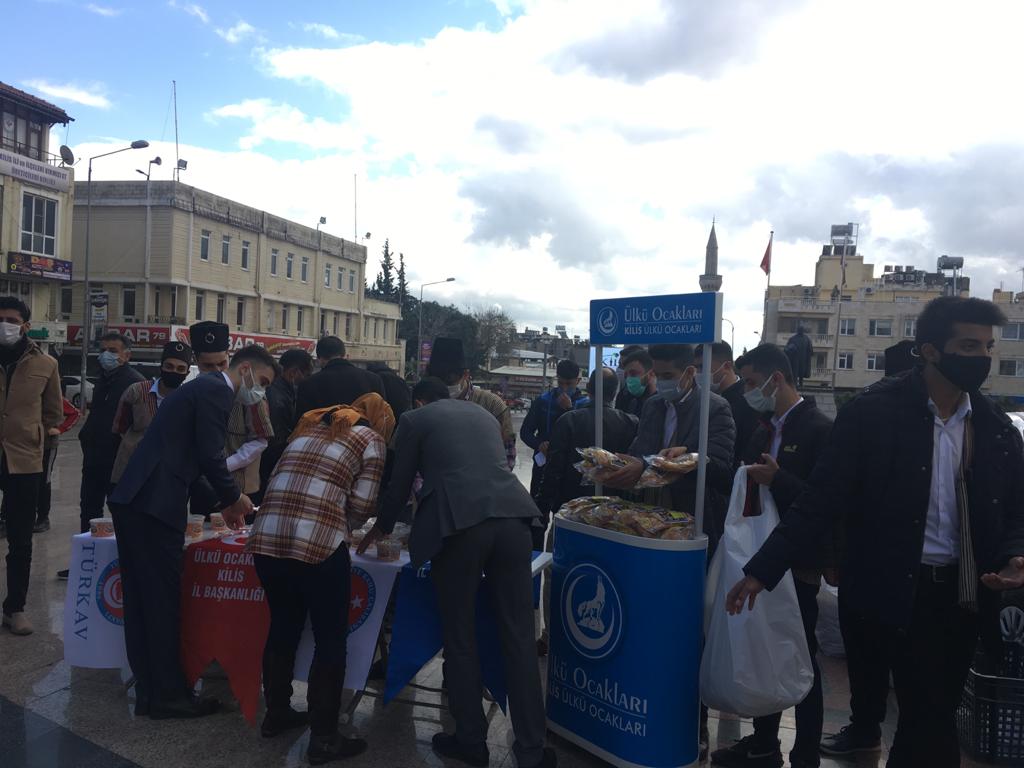 ÜLKÜ OCAKLARI ÇANAKKALE ZAFERİ ANISINA EKMEK VE ÜZÜM HOŞAFI DAĞITTI