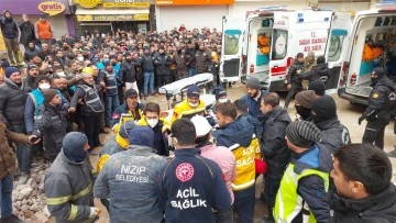 110 araç ile bini aşkın acil sağlık personeli depremzedelerin ilk yardımına koştu