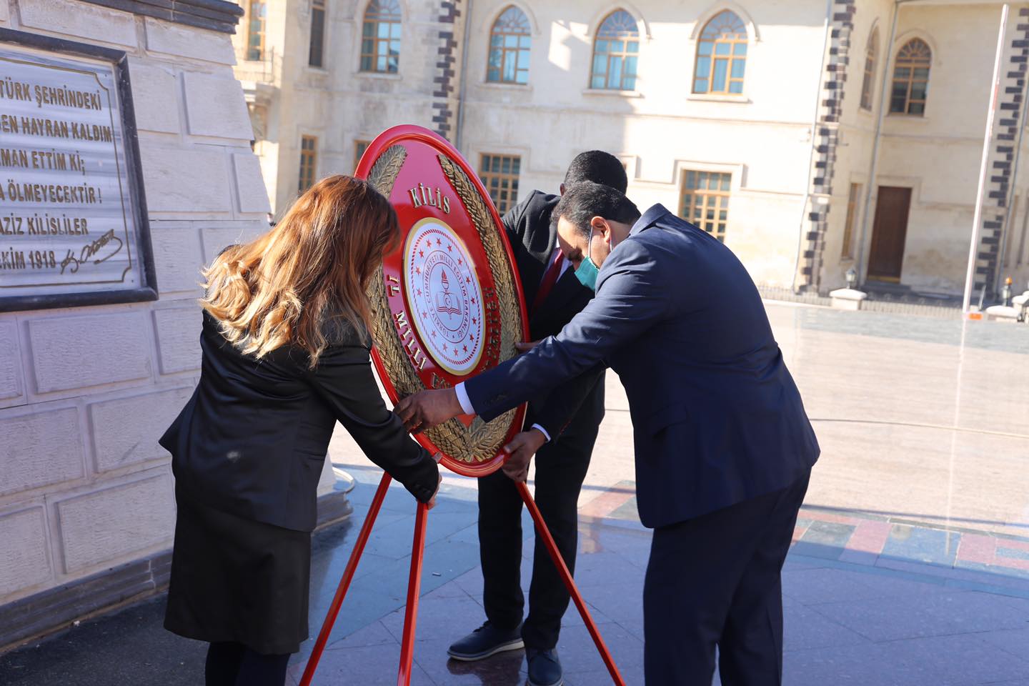 ÖĞRETMENLER GÜNÜNDE ATATÜRK ANITINA ÇELENK SUNULDU