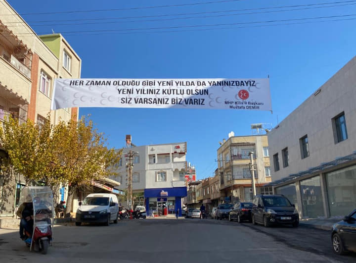 MHP'DEN GÜVENLİKÇİLERE VE SAĞLIKÇILARA PANKARTLI TEŞEKKÜR