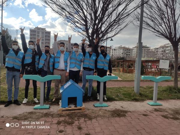 ÜLKÜ OCAKLARI, SOKAK HAYVALARI İÇİN BARINMA KULÜBESİ YAPTI