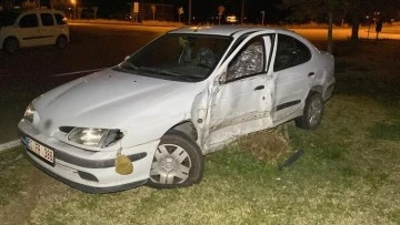 16 yaşındaki ehliyetsiz ve alkollü sürücü kaza yaptı