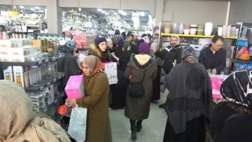 20 liraya paspas, 50 liraya tencere almak için saatlerce sıra beklediler