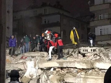 21 kişiye mezar olan binanın betonu dere kumundan yapılmış