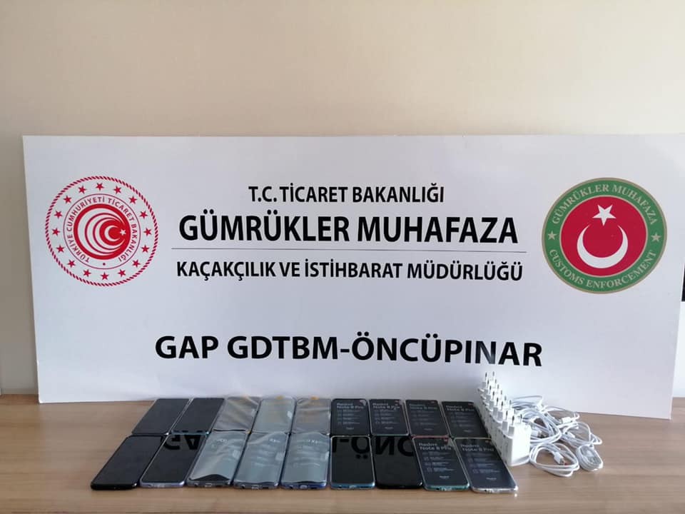 ÖNCÜPINAR SINIR KAPISINDA 27 ADET KAÇAK CEP TELEFONU ELE GEÇİRİLDİ