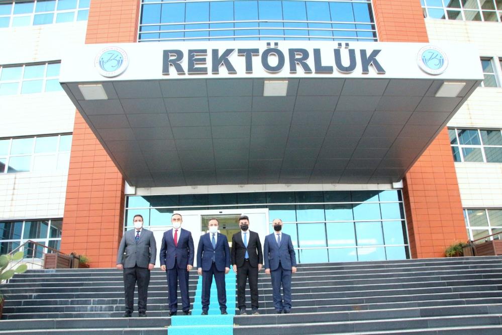 İÇİŞLERİ BAKAN YARDIMCISI İSMAİL ÇATAKLI REKTÖR KARACOŞKUN'U TEBRİK ETTİ