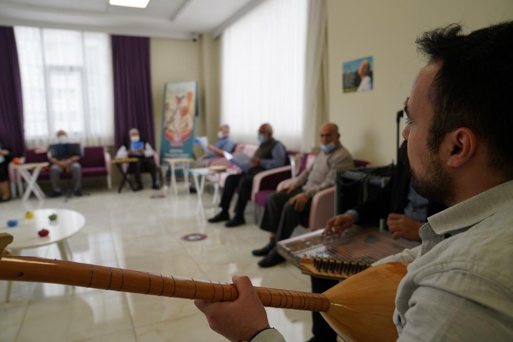 ALZAYMIR HASTASI ULU ÇINARLAR, MÜZİKLİ TERAPİ İLE MORAL  DEPOLUYORLAR