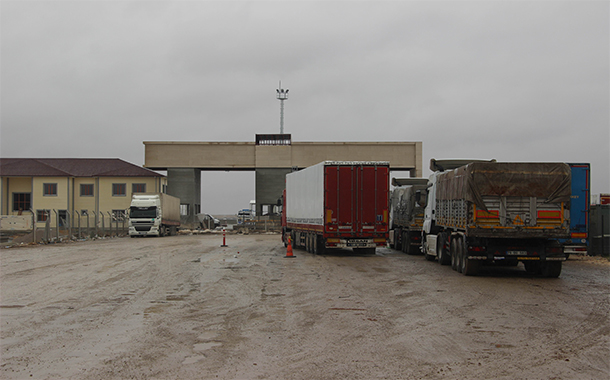 ÇOBANBEY SINIR KAPISI'NIN KAPATILMASI SÜRÜCÜLERİ ZOR DURUMDA BIRAKTI