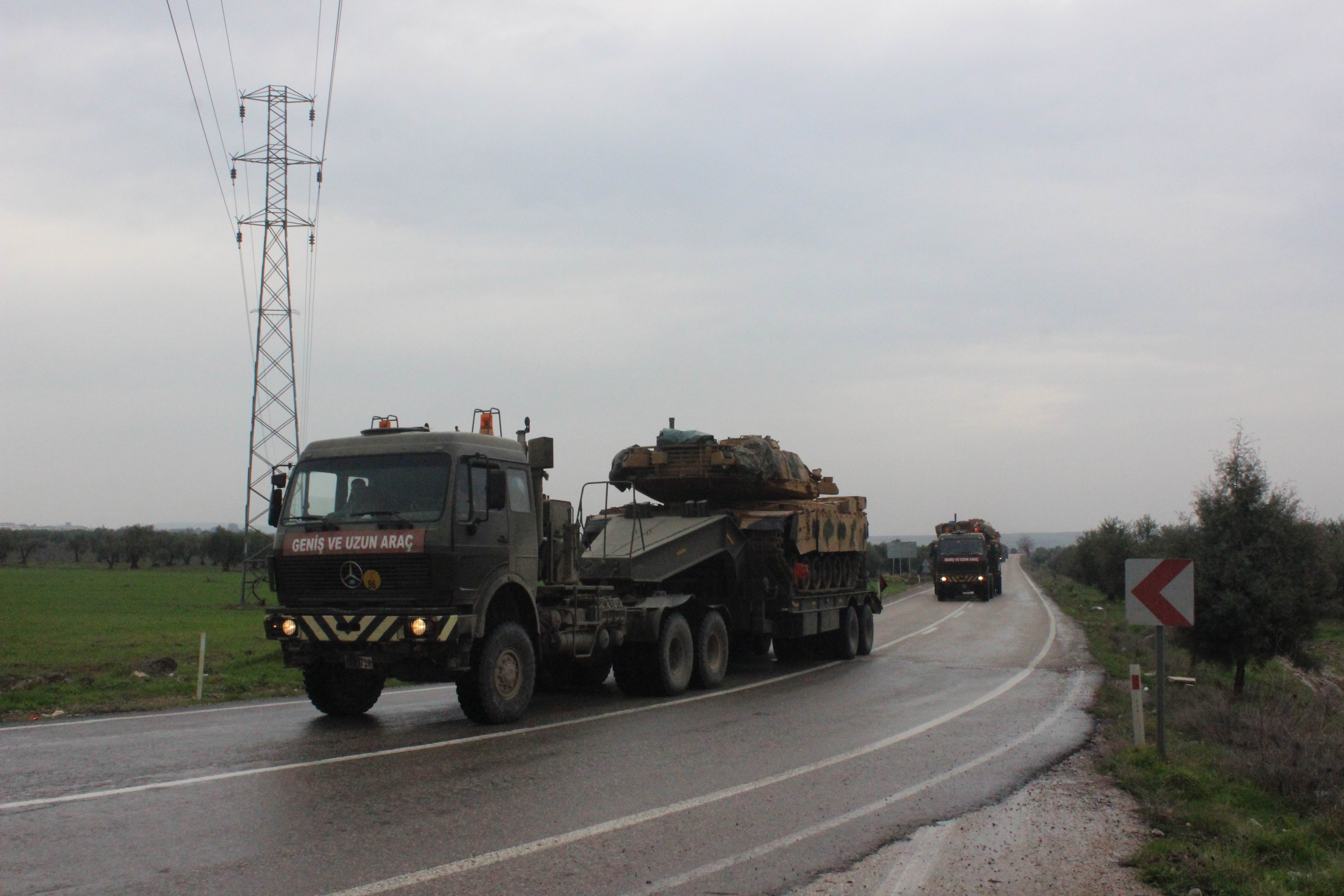 Kilis’ten Fırat’ın doğusuna fırtına obüs ile tank sevkıyatı