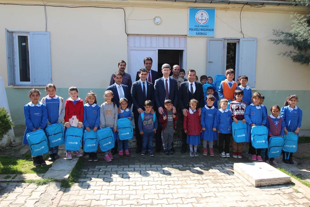 POLATELİ KAYMAKAMI MAHMUT ŞENER Öğrencilere hediye dağıtı