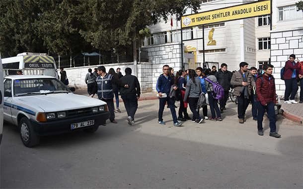 OKUL GİRİŞ VE ÇIKIŞLARI POLİS GÖZETİMİNDE!