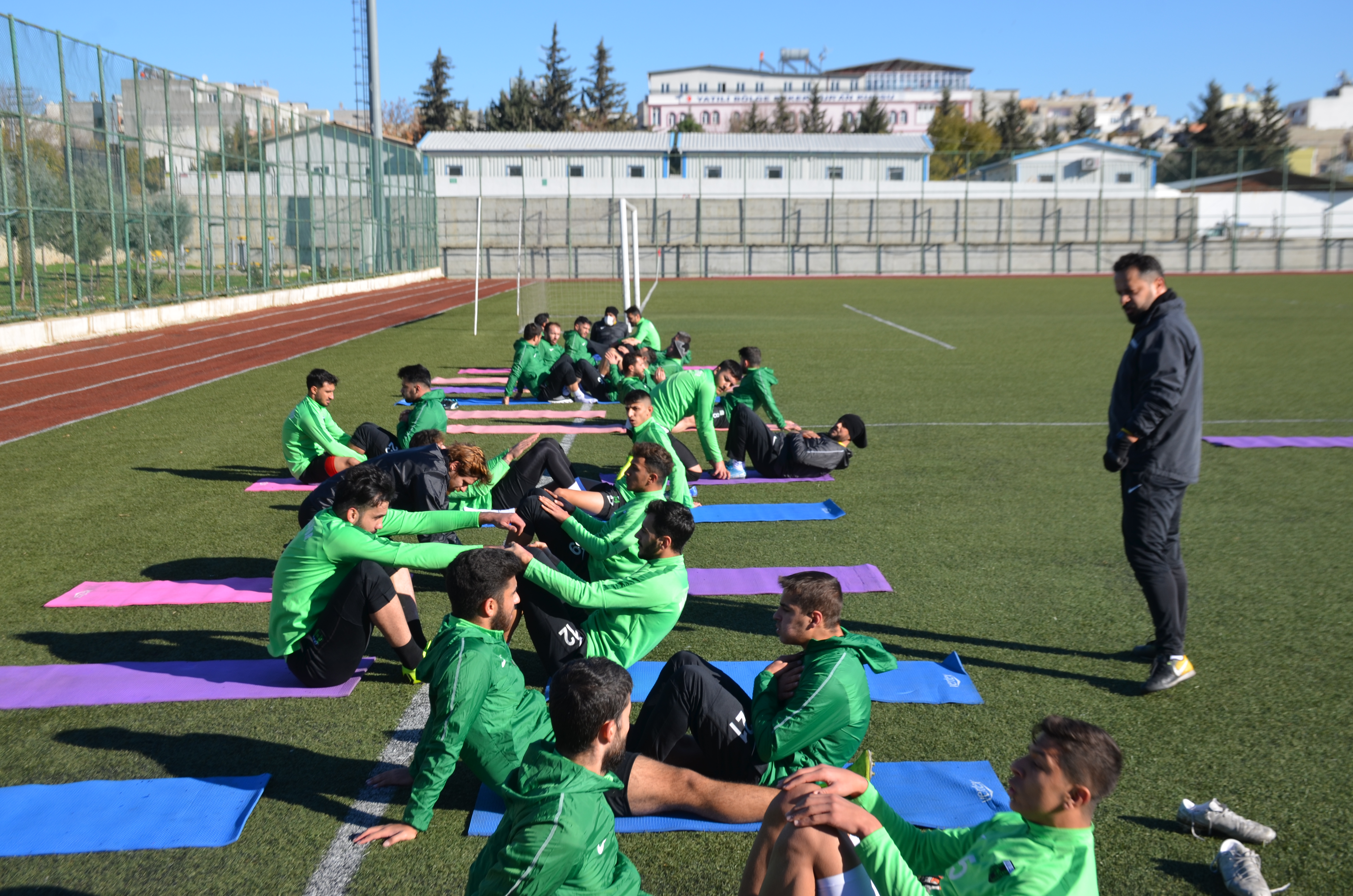 ANTRENMANLARI YARDIMCI HOCALAR YÖNETİYOR