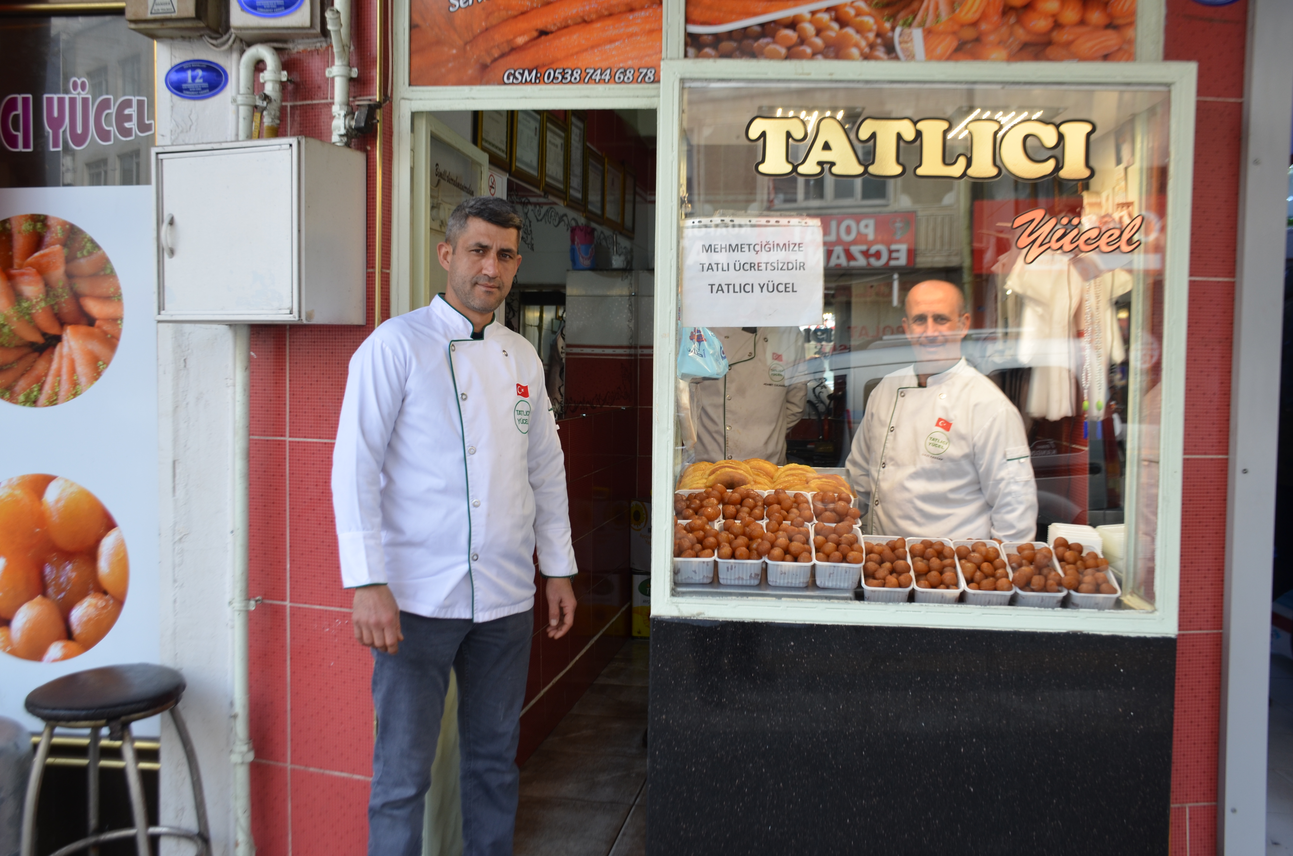 TATLICI YÜCEL'DE MEHMETÇİĞE TATLI BEDAVA