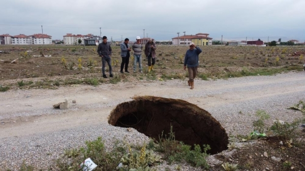 Afyon’da endişe uyandıran göçük ve yarıklar
