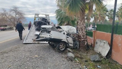 Ağaca çarpan Tofaş’ın ikiye bölündüğü feci kaza kameraya yansıdı