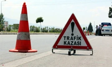 Ağaca çarpan motosikletin sürücüsü öldü