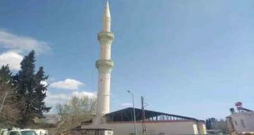 Ağır hasarlı caminin minaresi kontrollü olarak yıkıldı