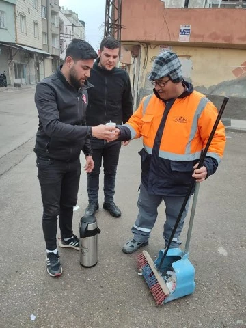 AK PARTİ GENÇLİK KOLLARINDAN TEMİZLİK İŞÇİLERİNE ÇAY İKRAMI