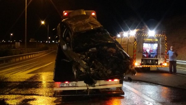 ALKOLLÜ GECENİN SONU KAZAYLA BİTTİ; 1'İ AĞIR 3 YARALI