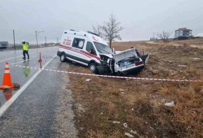 Ambulansla otomobil çarpıştı: 1 kişi hayatını kaybetti