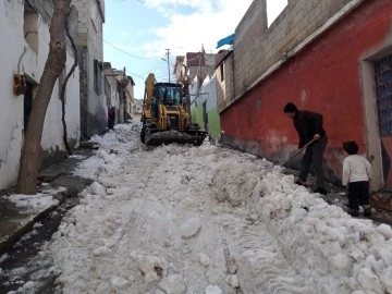 ARA SOKAKLAR KARDAN BUZDAN TEMİZLENİYOR