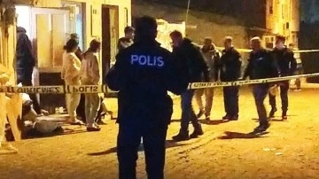 Araçla girdikleri sokakta evi kurşun yağmuruna tuttular