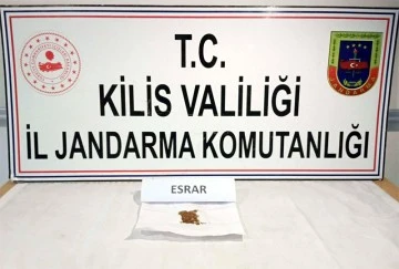 Araçlarda esrar ve silah yakalandı