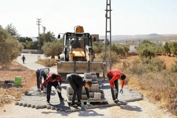 AŞAĞI ARIL MAHALLESİNDE KİLİT PARKE TAŞI ÇALIŞMALARI BAŞLADI