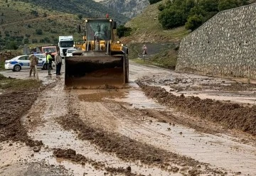 Aşırı yağışlar sonrası oluşan heyelan için Özel İdare ekipleri sahaya indi