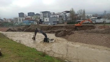 Azgın sel sularında can pazarı