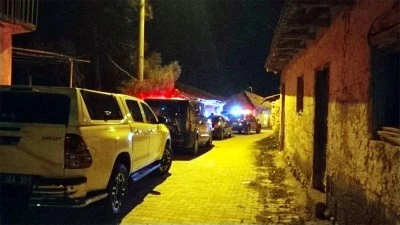 Babasını başını taşla ezerek öldürdü, hastaneye giderek cinayeti itiraf etti