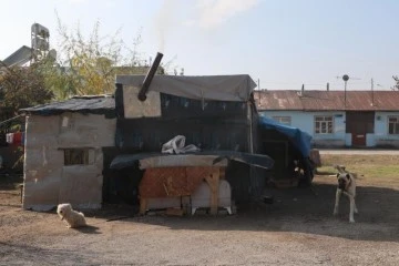 Barakada yaşama tutunmaya çalışıyor