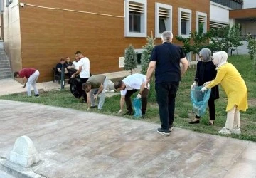 Başhekim Arısoy ve hastane  idarecileri çevre temizliği etkinliği düzenledi