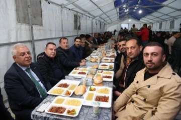 Başkan Böcek, Gaziantep’te depremzedelerle iftar yaptı