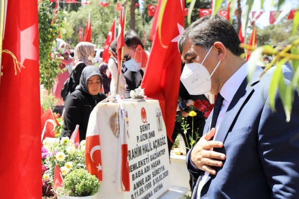 BAŞKAN FADILOĞLU ŞERHİTLERİ EMZARI BAŞINDA ANDI