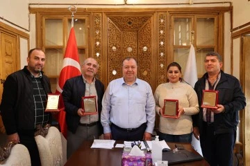 BAŞKAN RAMAZAN GIDA BANKASI ÇALIŞANLARINA PLAKET VERDİ