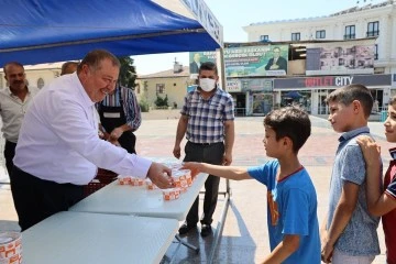 Başkan Ramazan, kendi elleriyle vatandaşlara Aşure dağıttı