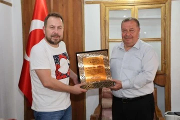 Başkan Ramazan, Yunus Emre Akkor'a plaket takdim etti