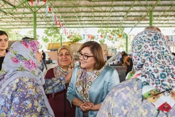 Başkan Şahin, Kurban Kesim Alanlarındaki Gazi Şehirlilerle Bayramlaştı