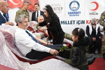 BAŞKAN TAHMAZOĞLU’DAN KAN BAĞIŞINDA BULUNAN TÜM BAĞIŞÇILARA SPOR AYAKKABISI