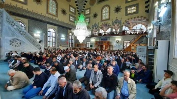 BAYRAM NAMAZINDA CAMİLER DOLDU TAŞTI