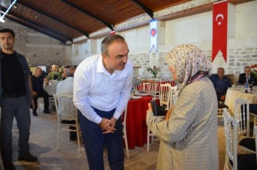 Bayramlaşmaya gelen Yaşlı Teyzeyle yakın ilgilendi