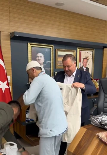 Belediye Başkanı Ramazan, Hacı Murat’ı baştan ayağa giydirdi