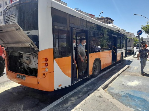 BELEDİYE OTOBÜSÜNDE ÇIKAN YANGIN KORKUTTU