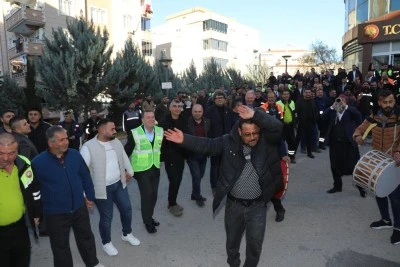 Belediyesi işçileri, zamlı maaşlarını halaylarla kutladı