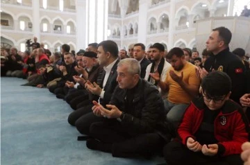 Berat Kandili’nde Şahinbey Millet Camii doldu taştı