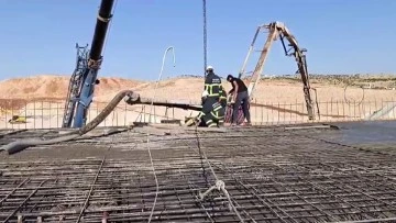 Beton pompasının altında kalan inşaat işçisi feci şekilde can verdi