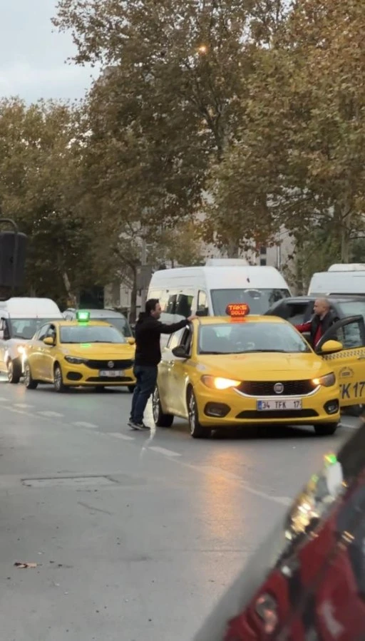 Beyoğlu'nda taksi durmayınca çılgına döndü, aracın aynasını kırdı