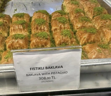 Bir dilim baklavanın fiyatını duyan arkasına bakmadan kaçıyor