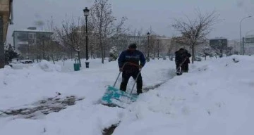 BÜYÜKŞEHİR BİN 600 SAHA PERSONELİ VE 562 ARAÇLA VATANDAŞIN YARDIMINA KOŞUYOR